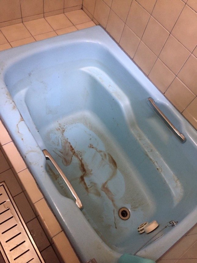 清掃前の浴槽