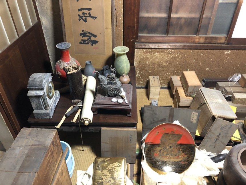 骨董品の並ぶ棚