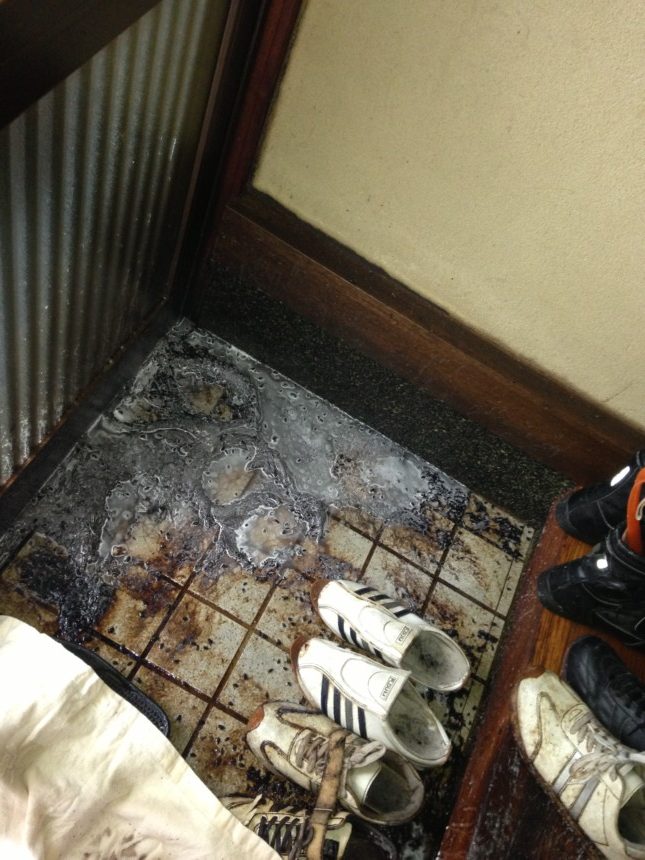 汚れのたまった玄関の土間