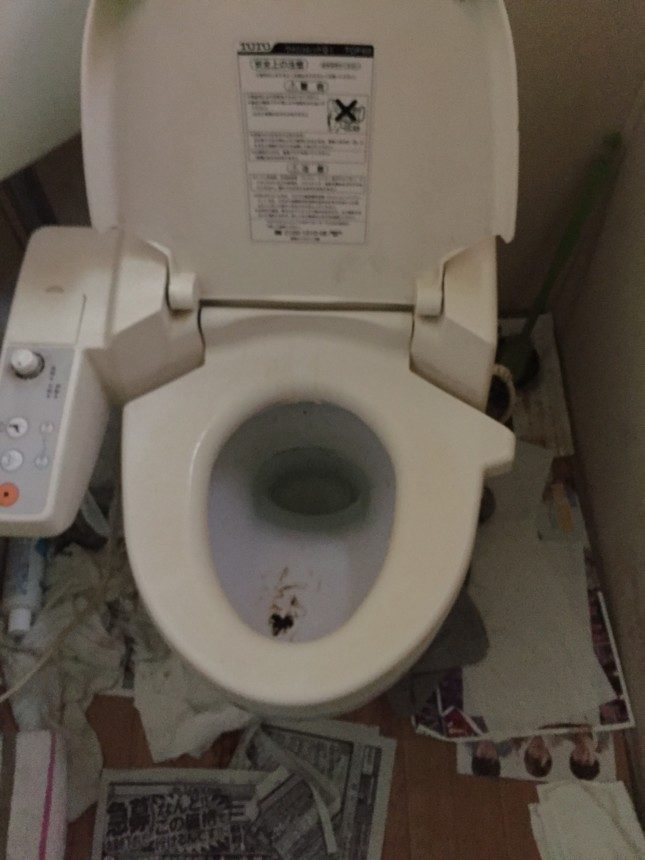 汚れとゴミが残ったトイレ