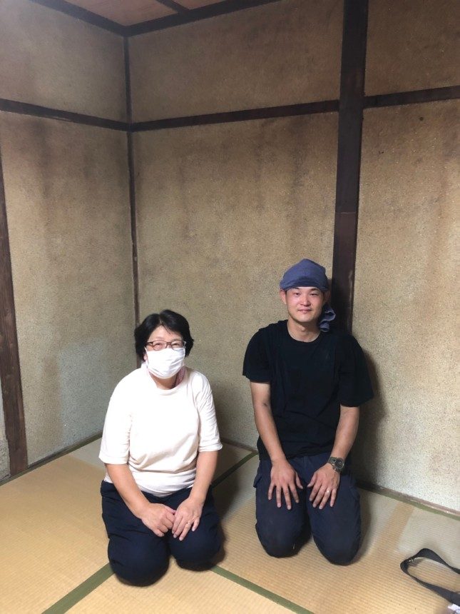 尼崎市でのご依頼者様と作業スタッフ