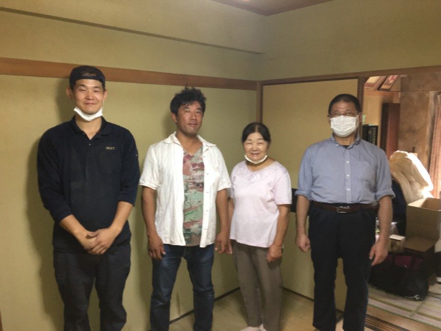 神戸市北区でのご依頼者様と作業スタッフ
