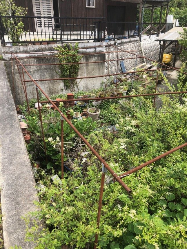 三田市でお庭の整理。ブロックと土は、思っているより重い