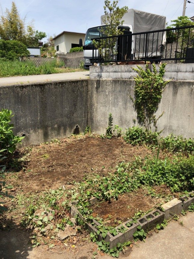 三田市でお庭の整理。ブロックと土は、思っているより重い