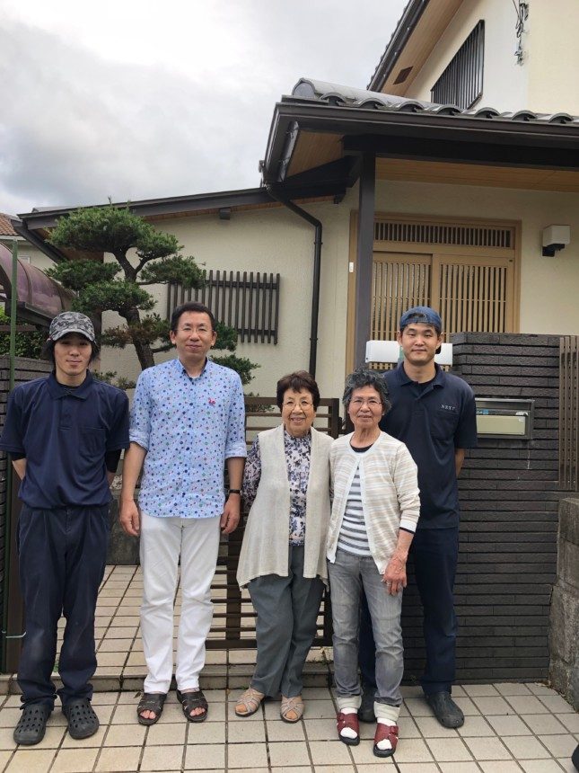 三田市でのご依頼者様と作業スタッフ