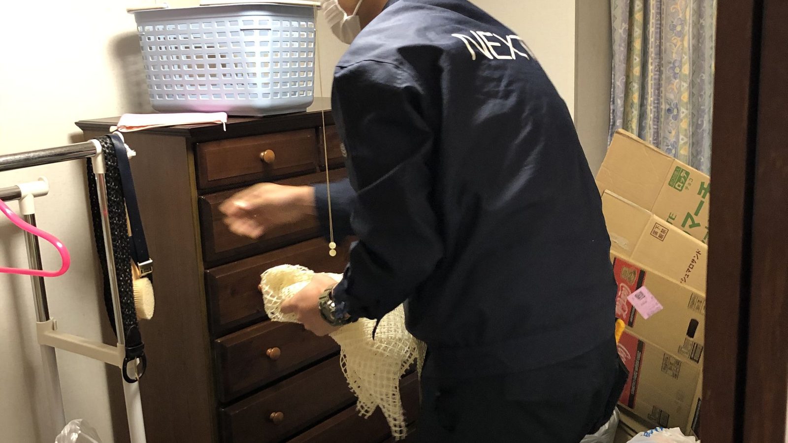 簞笥の引き出しを一段ずつ確認する作業スタッフ