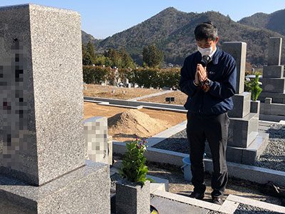 作業を終えて合掌するスタッフ
