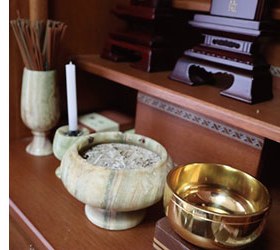 仏壇のなかの香炉・おりん・線香立て