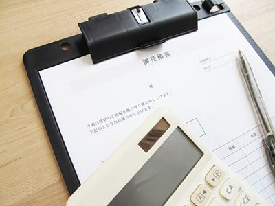 お見積書と電卓
