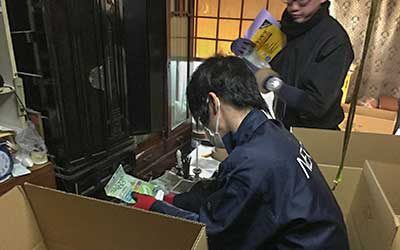 仏壇まわりで作業する作業員