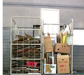 古紙をまとめたカゴ台車
