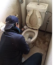 便器を磨く作業員