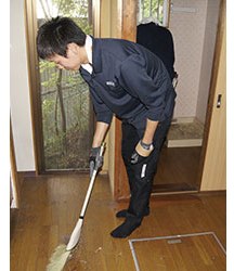 床を拭き上げる作業員