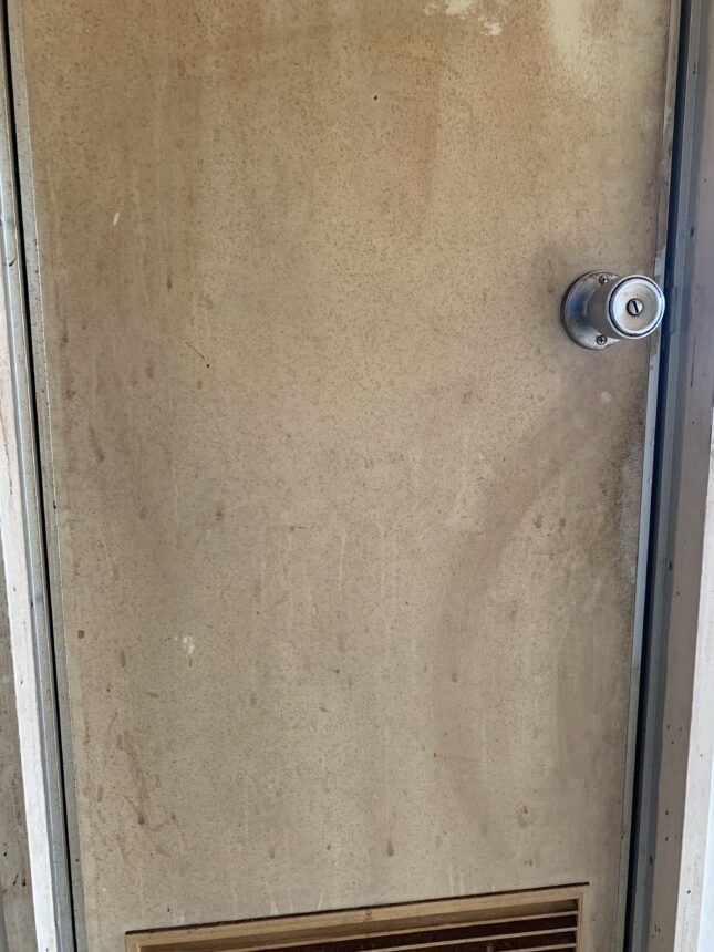 ヤニ汚れの扉・清掃前