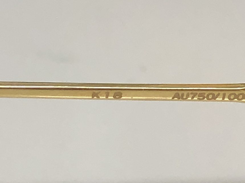 メガネの脚に刻まれたK18 AU750の刻印
