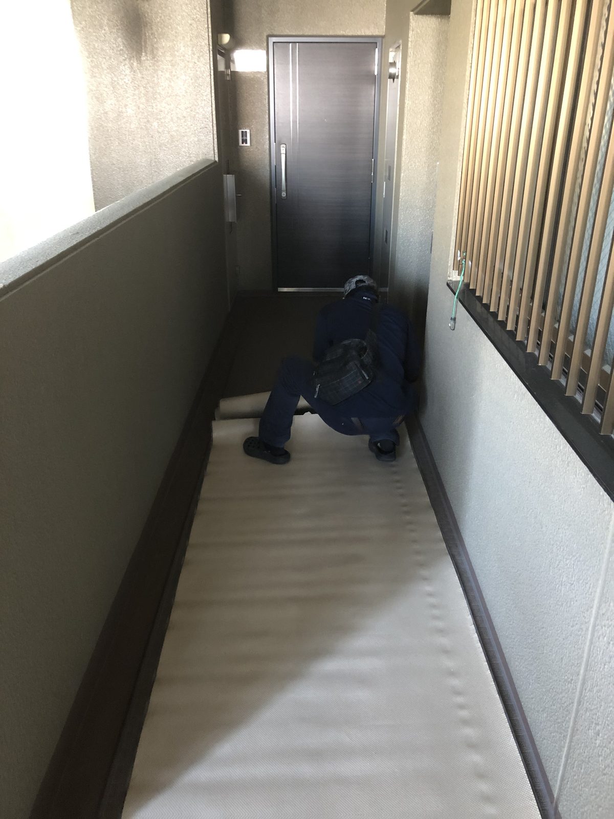 廊下を清掃する作業員