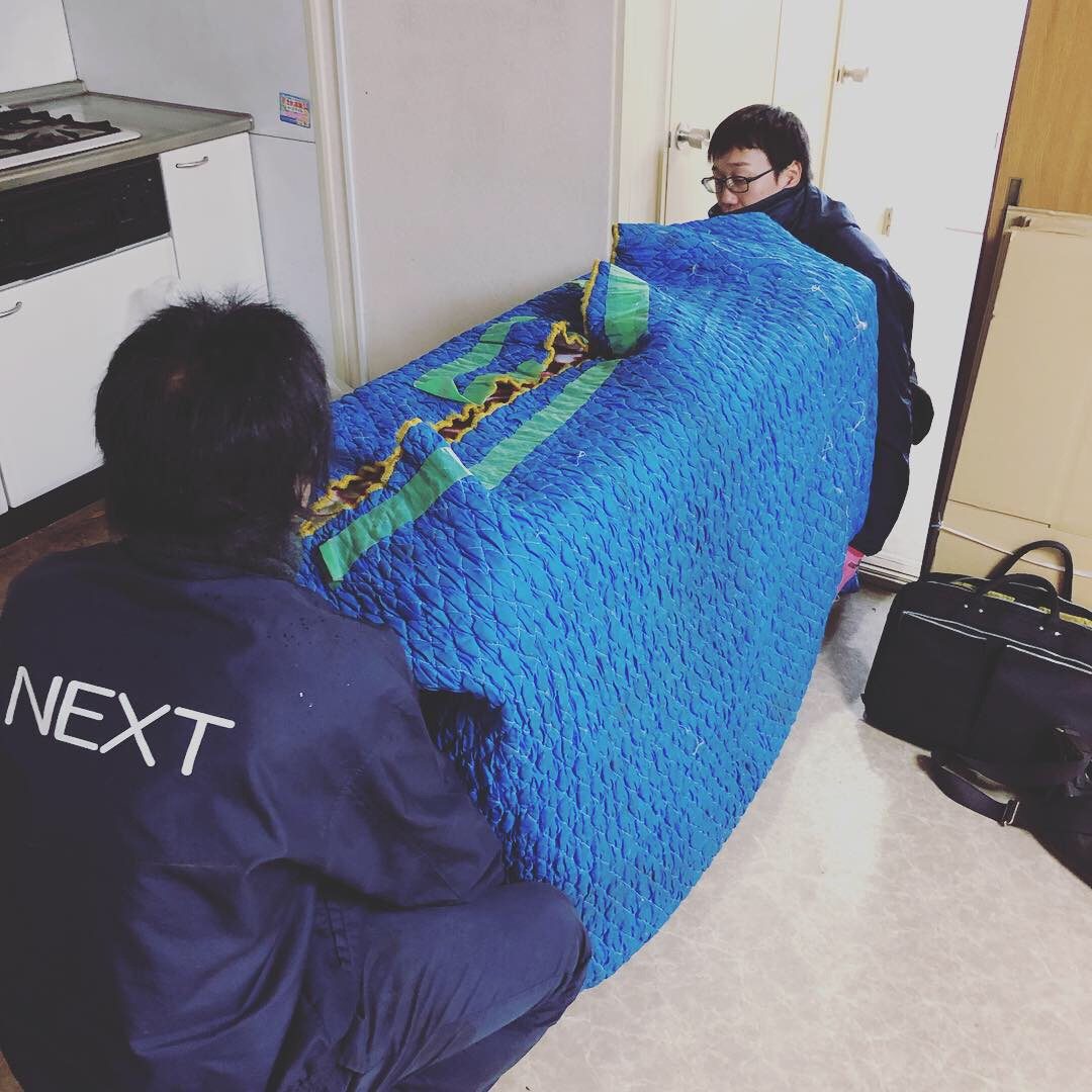 家財を運び出す作業員