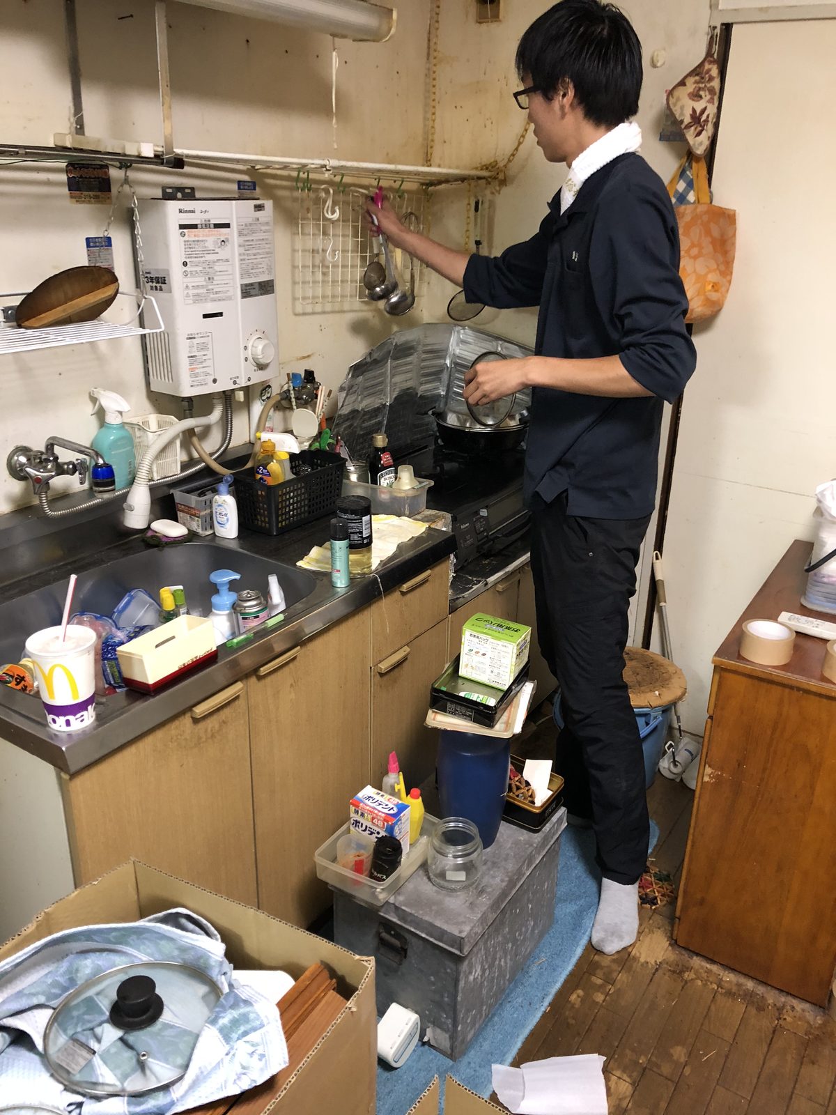 荷物の分別作業