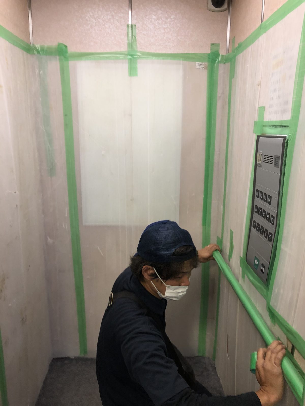 搬出経路を養生する作業員